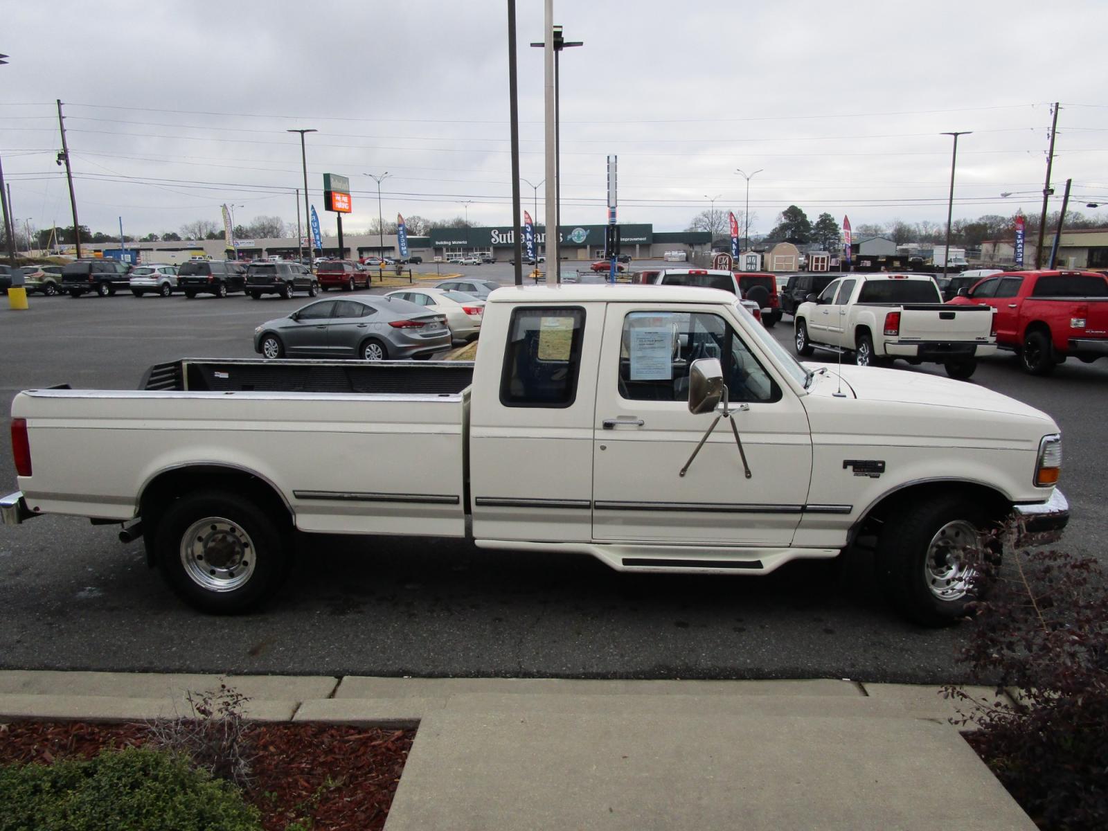 1996 WHITE Ford F-250 XL SuperCab Long Bed 2WD (1FTHX25F9TE) with an 7.3L V8 OHV 16V DIESEL engine, located at 1814 Albert Pike Road, Hot Springs, AR, 71913, (501) 623-1717, 34.494228, -93.094070 - Photo #5